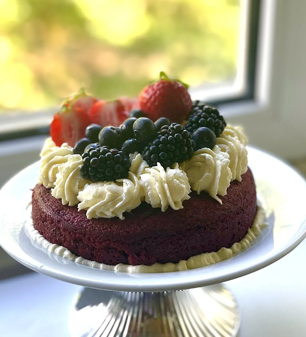 Red velvet-festkage toppet med flødeskum, jordbær, blåbær og brombær