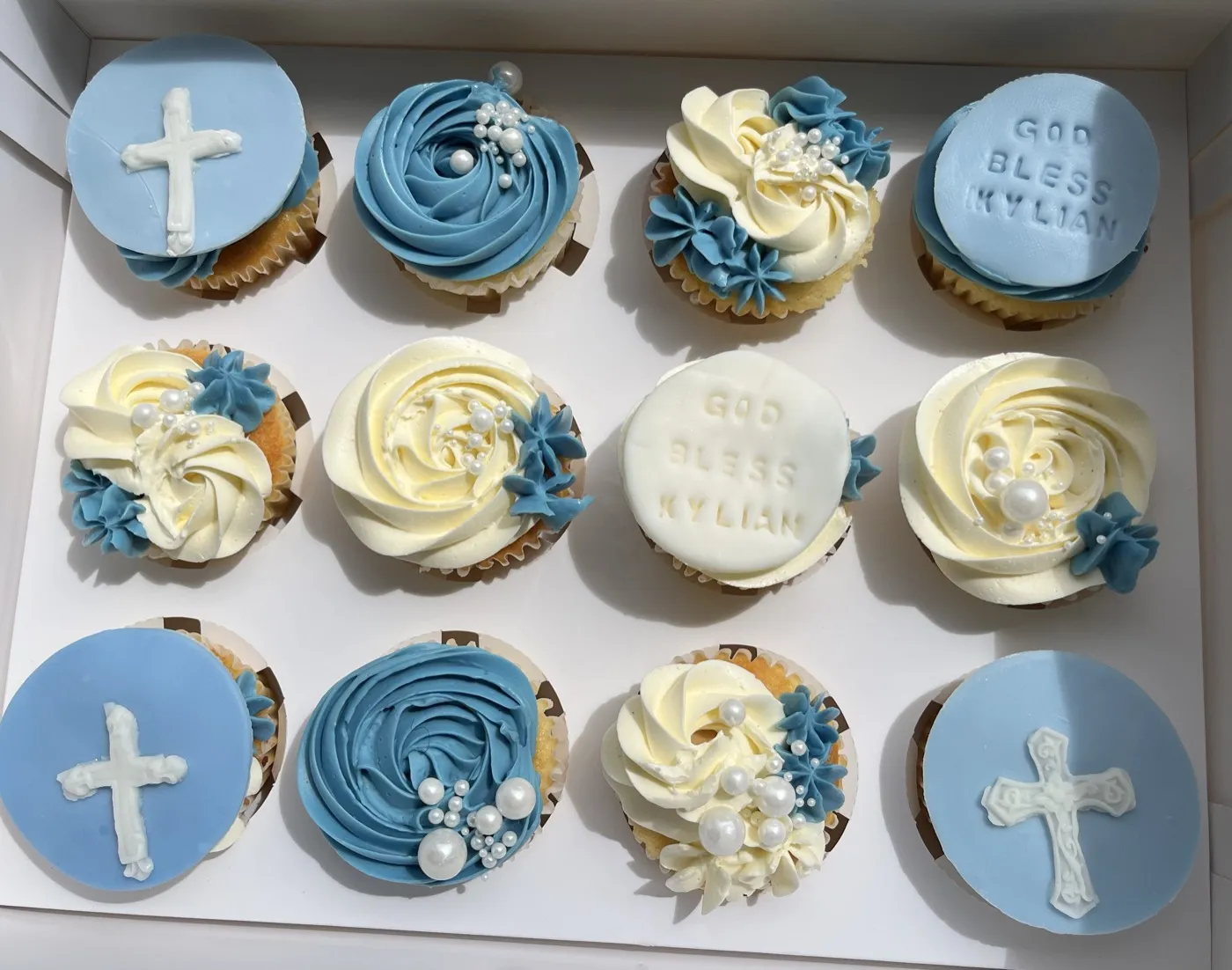 Barnedåbs-cupcakes i blå og creme med fondantkors og perler