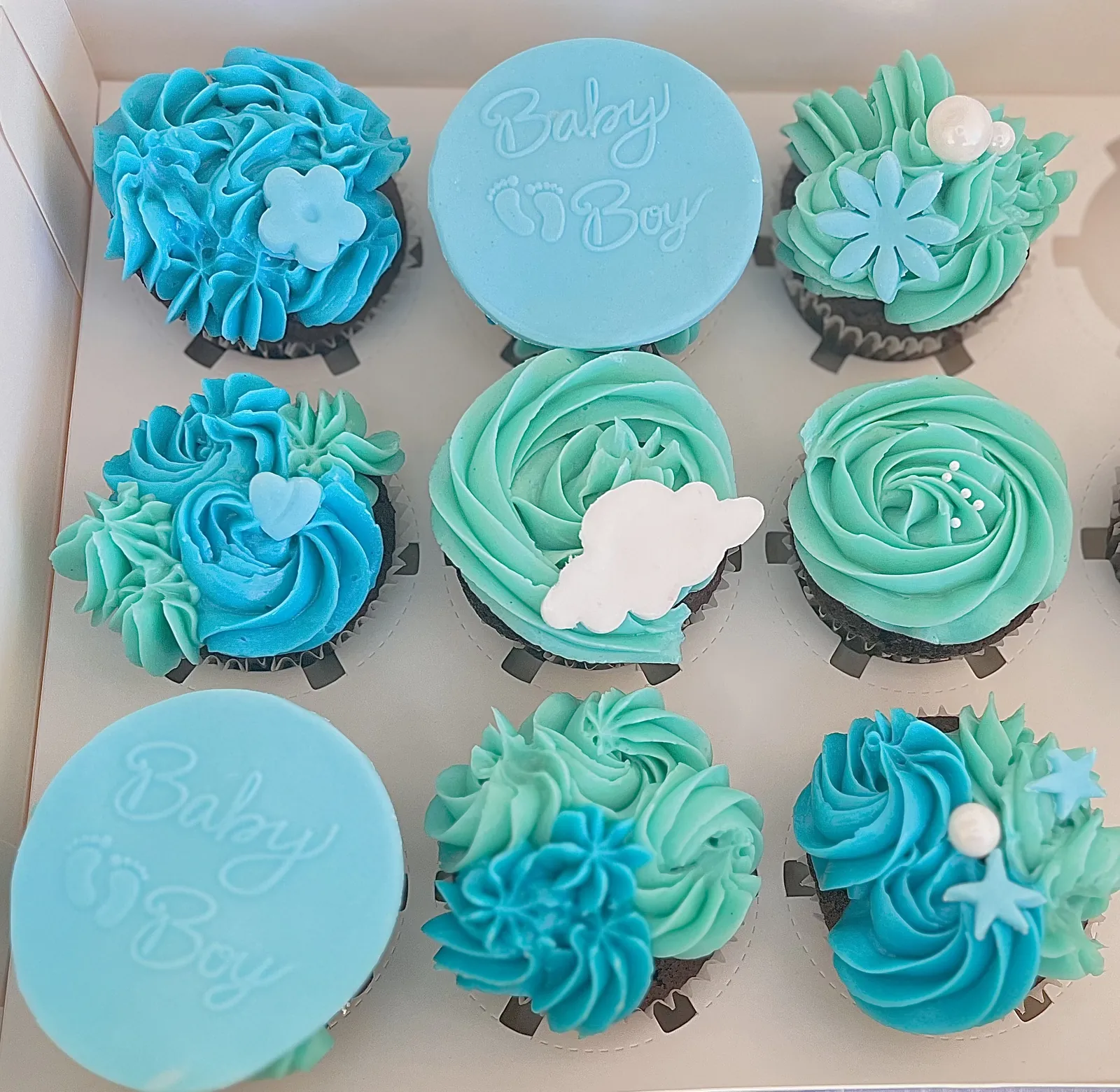 Bakke med cupcakes til babyshower