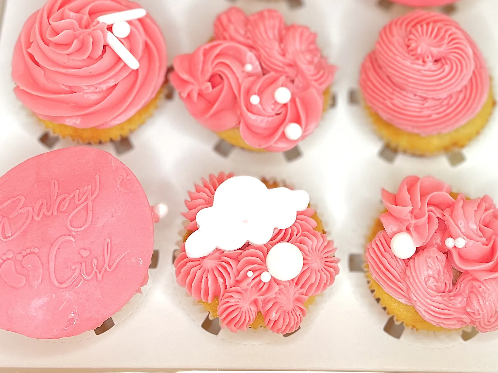 Enkelt babyshower-cupcake med fondanttopper