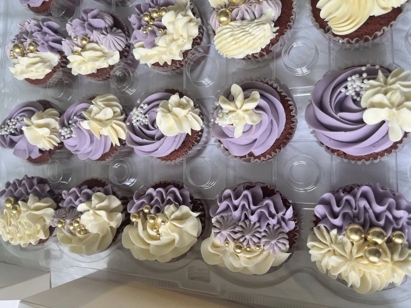 Red velvet-cupcakes sprøjtet i lilla og cremefarvet smørcreme