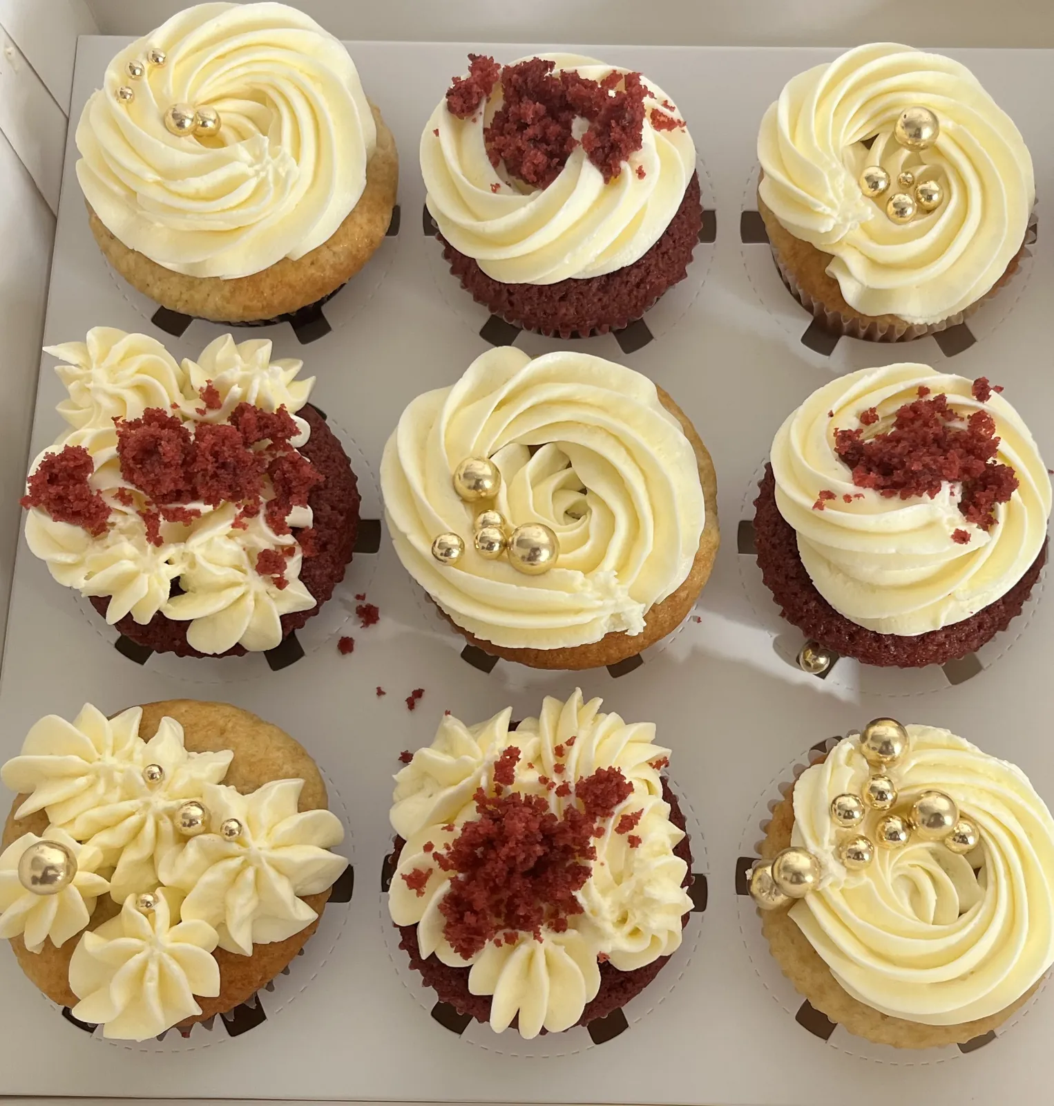 Red velvet-cupcakes med flødeostefrosting og red velvet-krumme