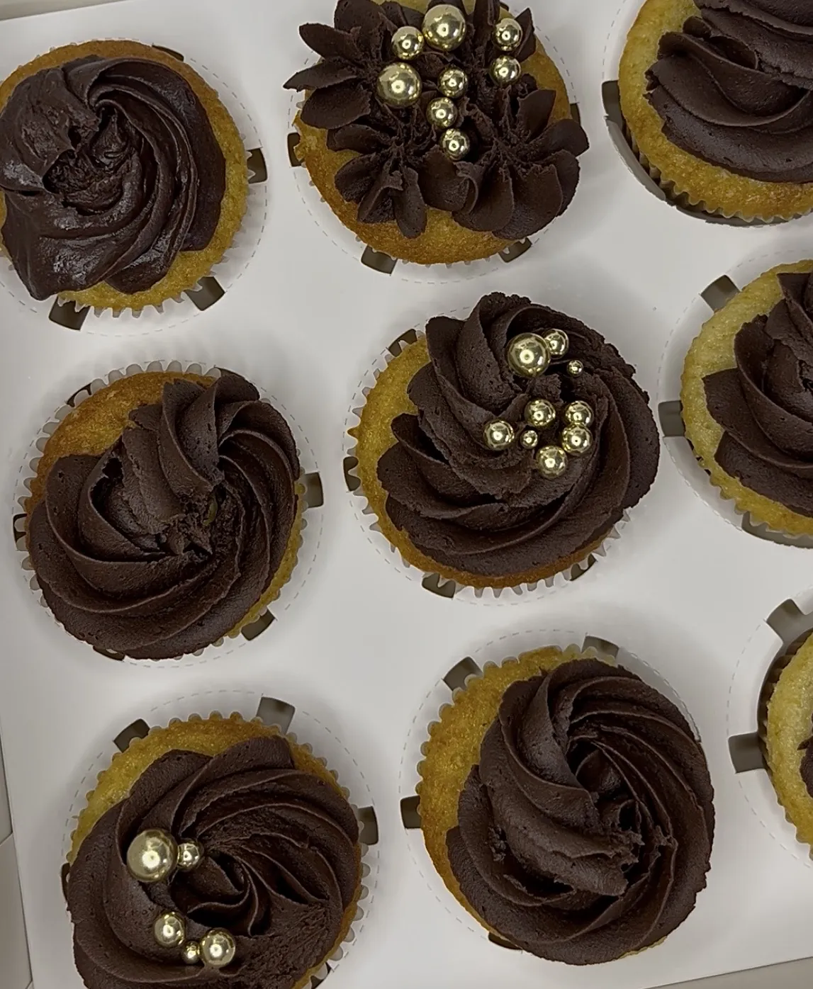 Vaniljecupcakes toppet med chokoladeganache